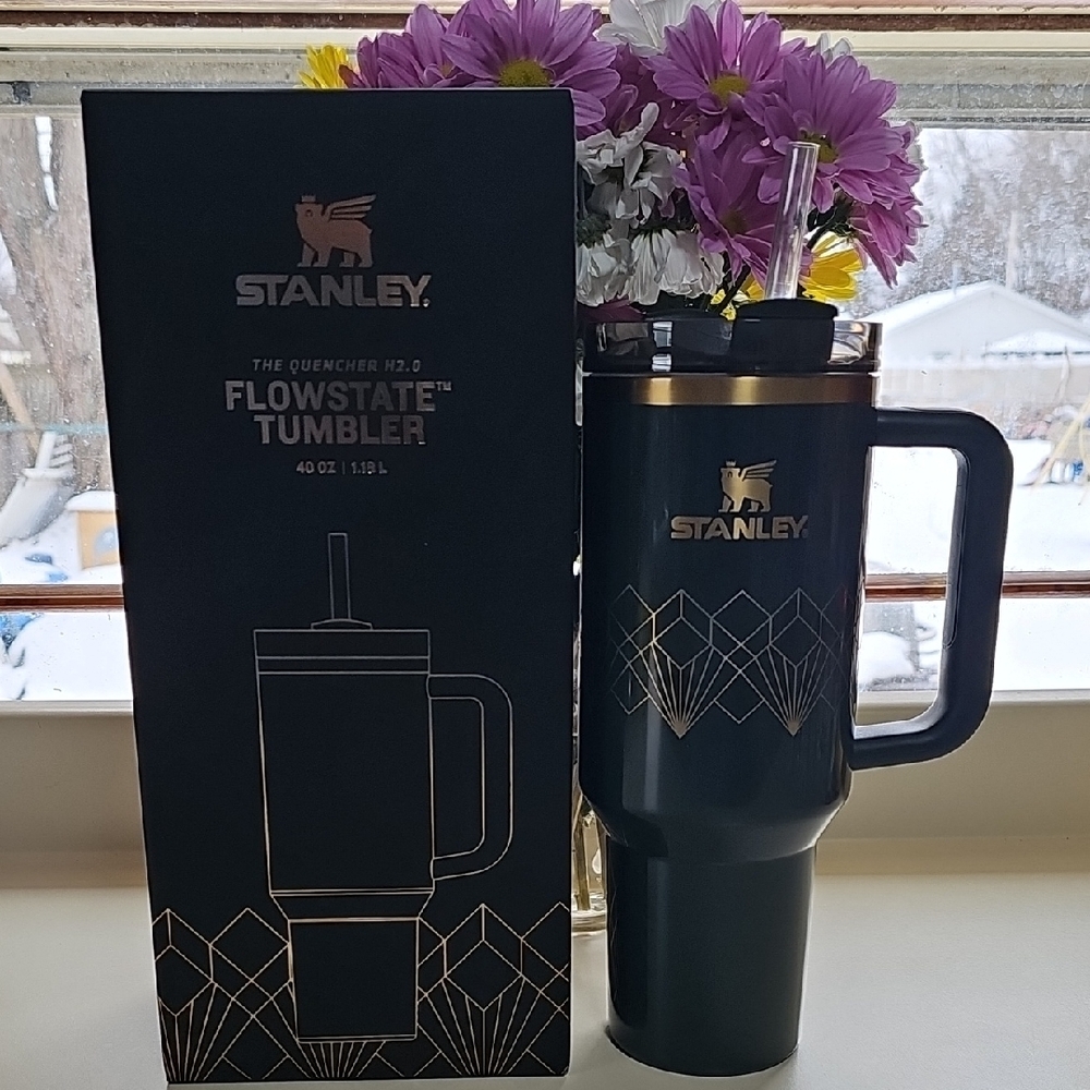 Stanley Flowstate Tumbler in Dark Blue - Picture 2 of 8